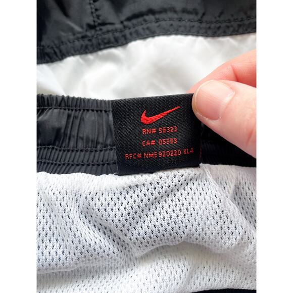 Men's Black and White Nike Swim Trunks Size Large - Picture 4 of 7